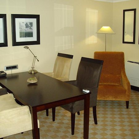 Southern Sun Or Tambo International Airport Kempton Park Dış mekan fotoğraf A room in a modern hotel