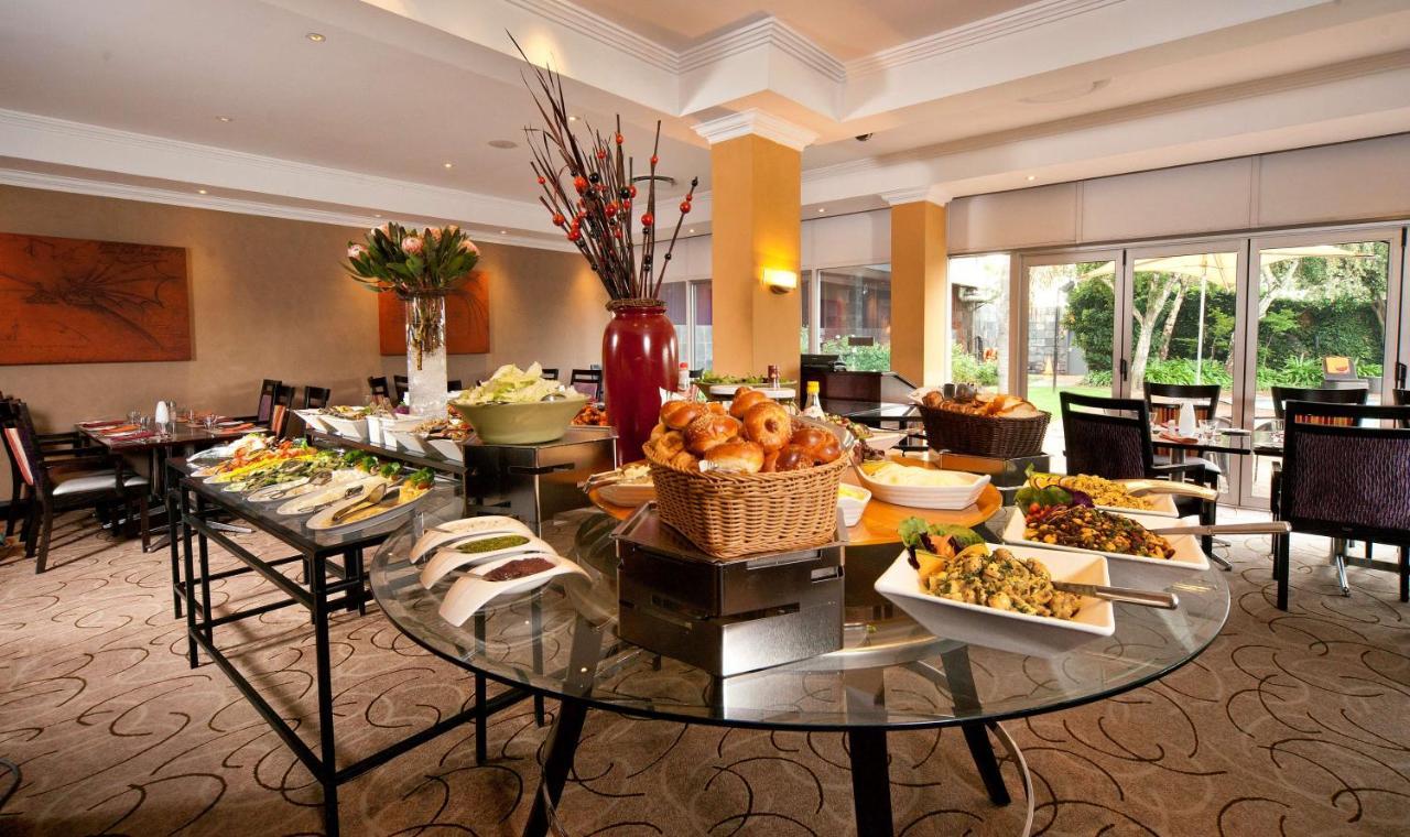Southern Sun Or Tambo International Airport Kempton Park Dış mekan fotoğraf Breakfast buffet at a luxury hotel