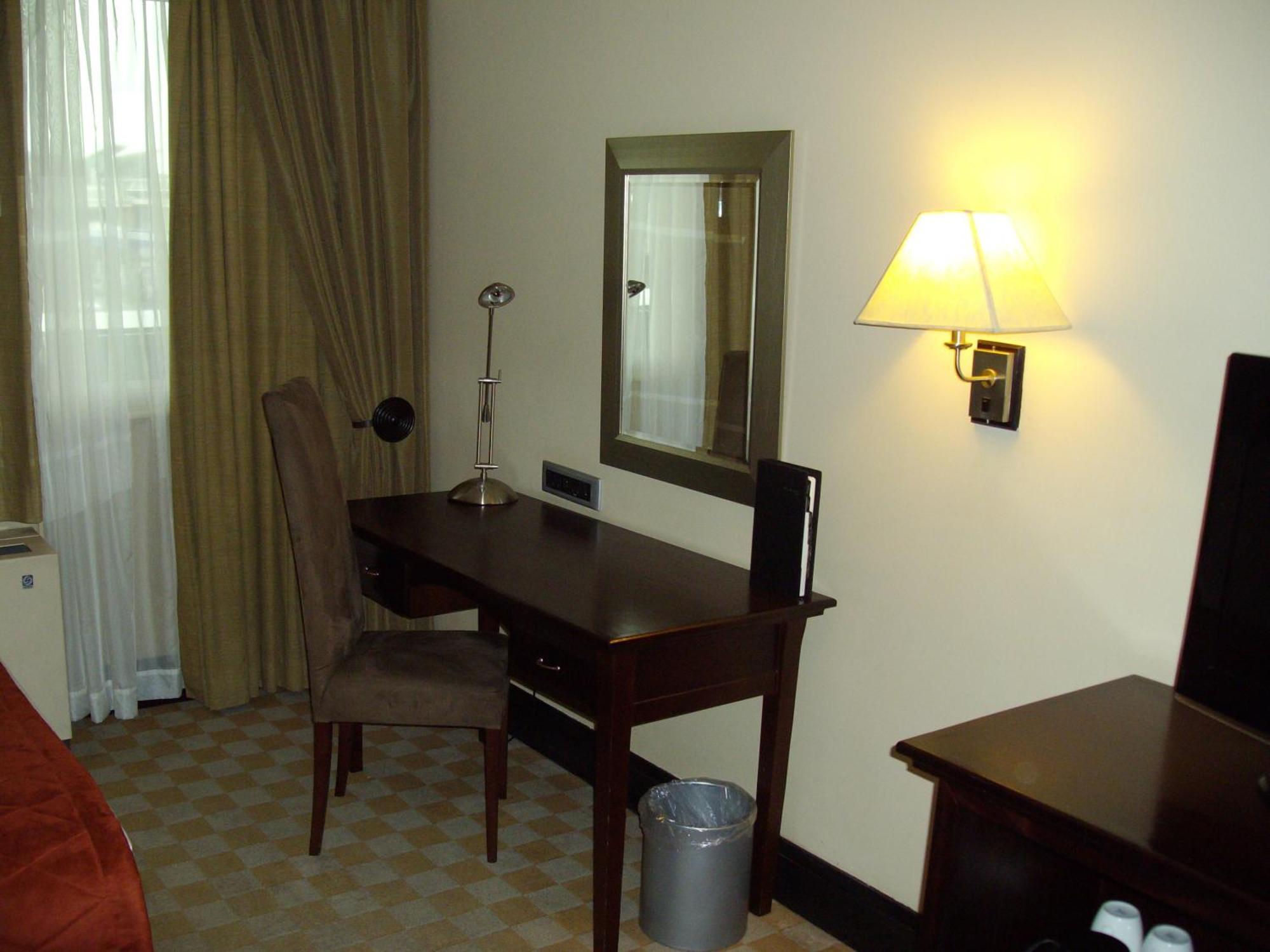 Southern Sun Or Tambo International Airport Kempton Park Dış mekan fotoğraf A desk in a hotel room