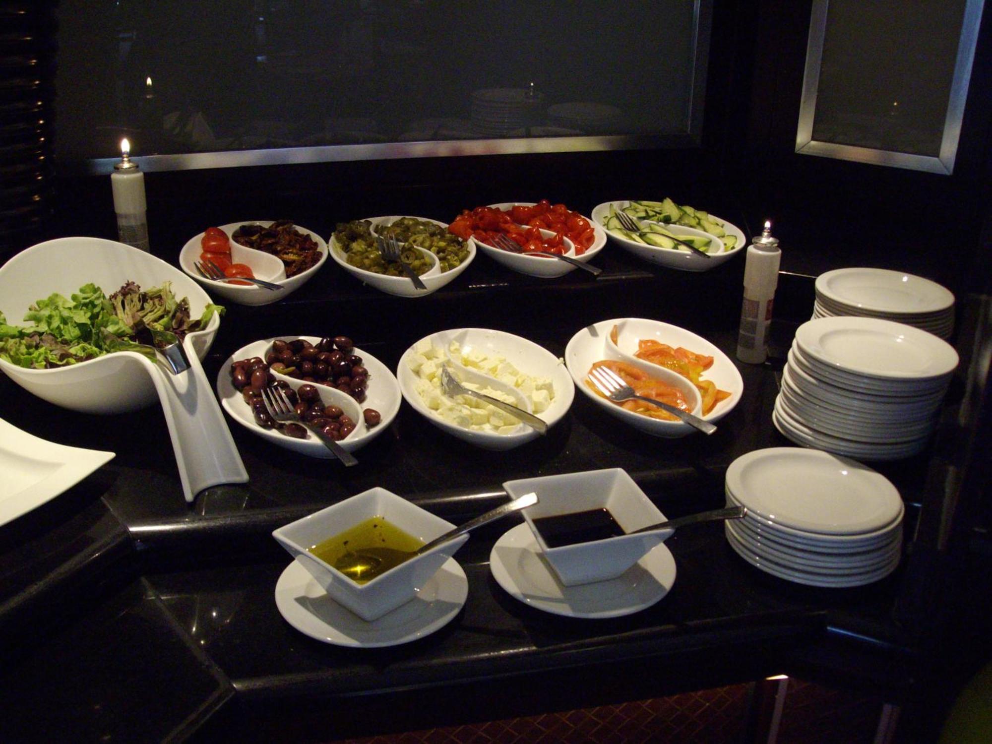 Southern Sun Or Tambo International Airport Kempton Park Dış mekan fotoğraf A buffet at a hotel