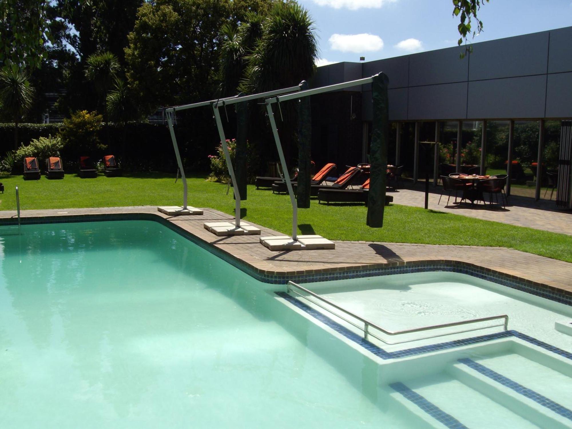 Southern Sun Or Tambo International Airport Kempton Park Dış mekan fotoğraf The word "pool" in Italian is "piscina".