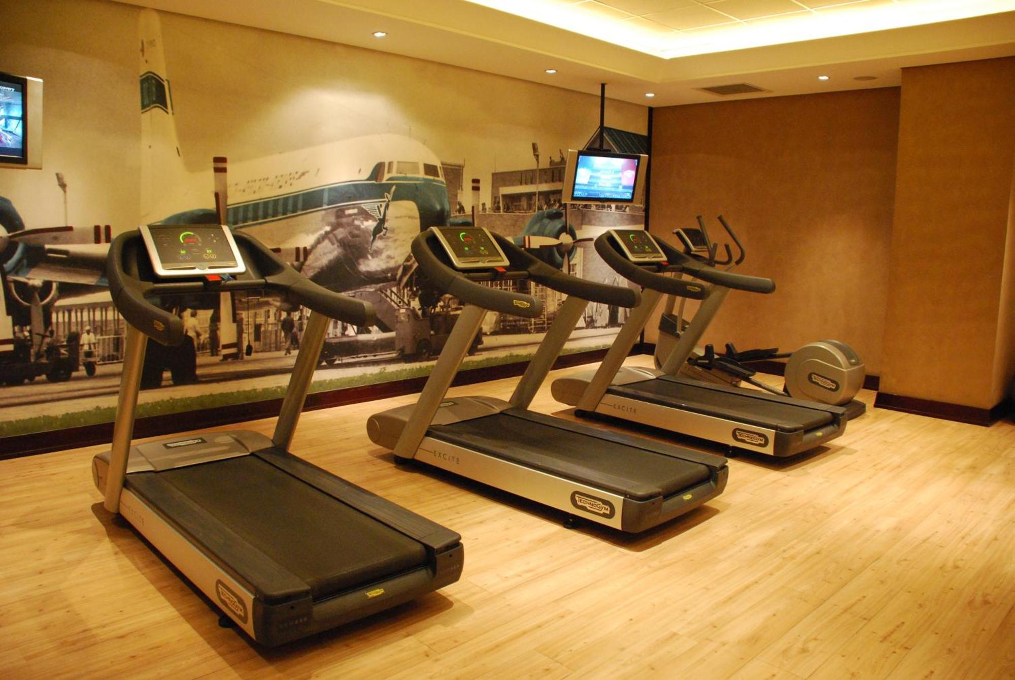 Southern Sun Or Tambo International Airport Kempton Park Dış mekan fotoğraf Treadmills in a gym