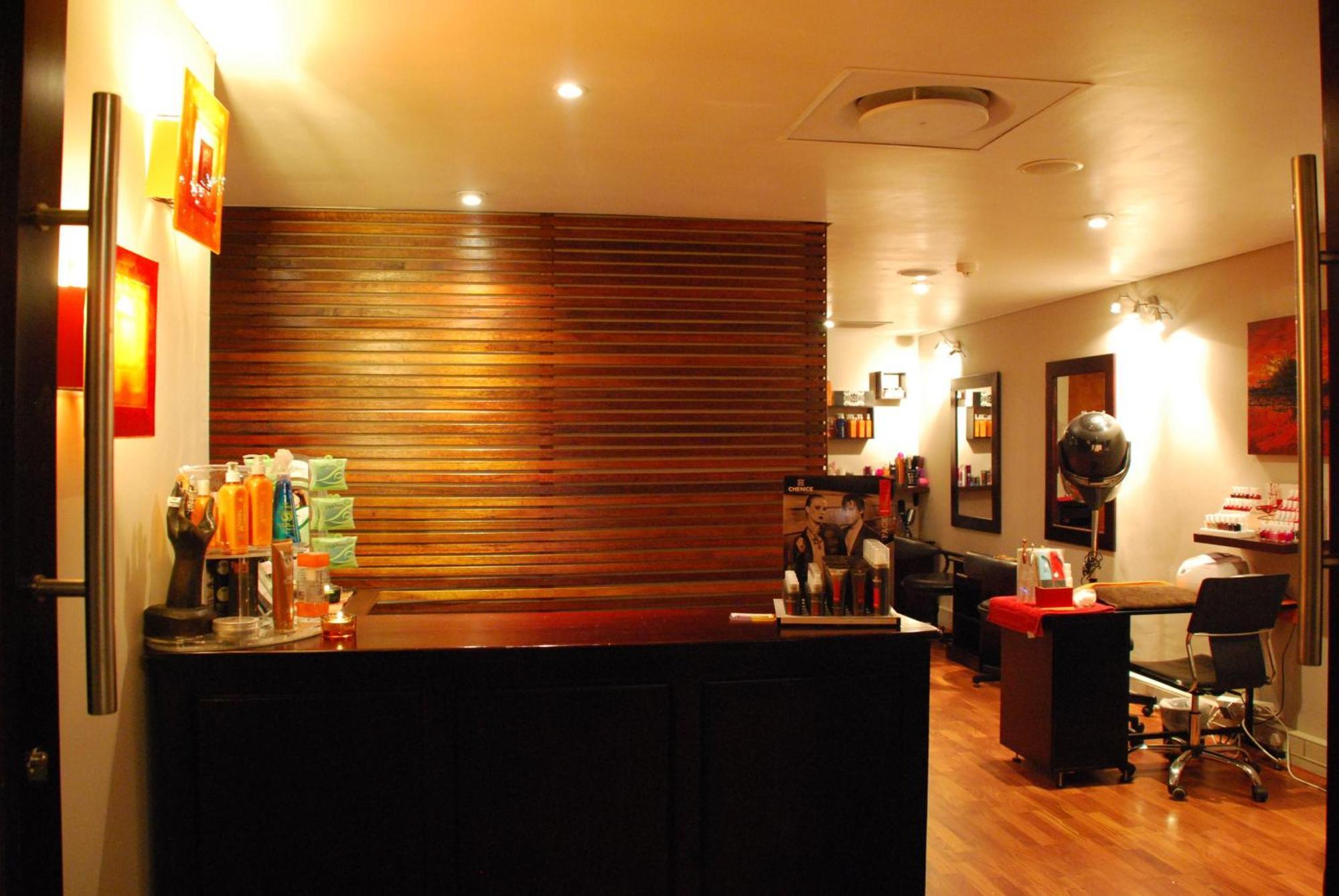 Southern Sun Or Tambo International Airport Kempton Park Dış mekan fotoğraf A hairdressing salon in Johannesburg, South Africa.