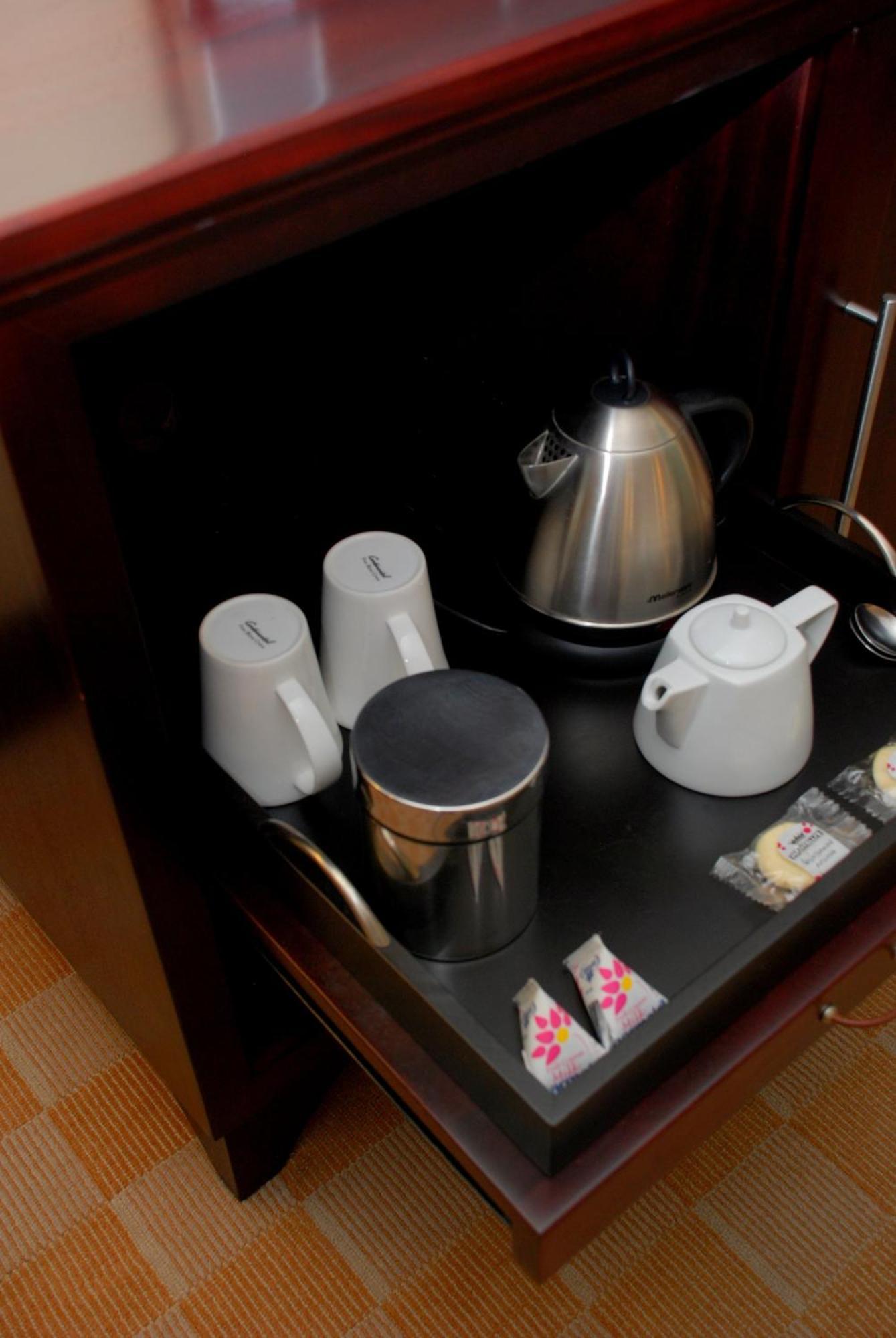 Southern Sun Or Tambo International Airport Kempton Park Dış mekan fotoğraf Room service tray