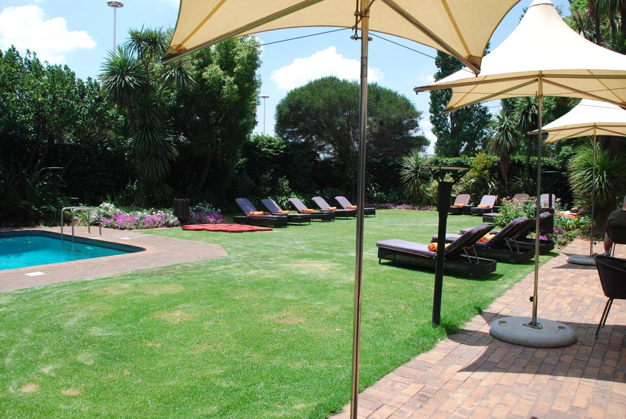 Southern Sun Or Tambo International Airport Kempton Park Dış mekan fotoğraf The garden at the hotel