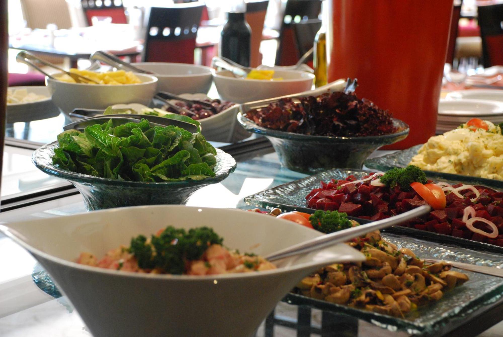 Southern Sun Or Tambo International Airport Kempton Park Dış mekan fotoğraf A buffet at a hotel