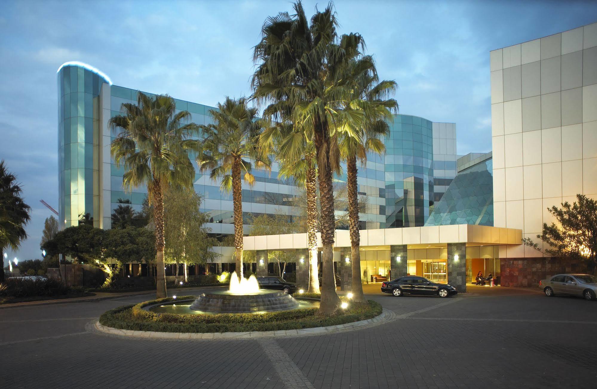 Southern Sun Or Tambo International Airport Kempton Park Dış mekan fotoğraf The hotel in 2011
