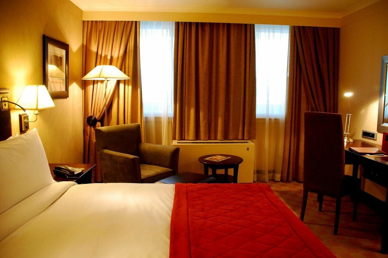 Southern Sun Or Tambo International Airport Kempton Park Dış mekan fotoğraf A room at a luxury hotel in Paris